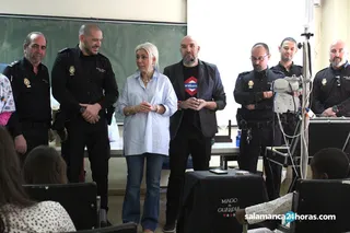 Entrega juguetes y material en Pediatría 7