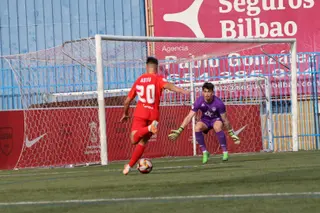 Astu se dispone a tirar ante el Atlético Tordesillas | FOTO ANDREA MATEOS