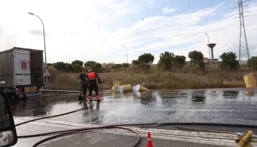 Los Bomberos de Salamanca han retirado la miel de la carretera