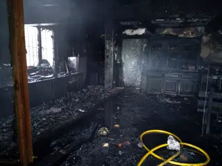 Un incendio calcina una vivienda en Palacios del Sil (León). Foto Bomberos de Ponferrada / ICAL