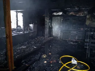Un incendio calcina una vivienda en Palacios del Sil (León). Foto Bomberos de Ponferrada / ICAL