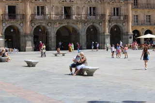 Turistas pasean por la Plaza Mayor de Salamanca.