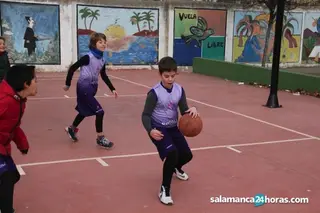 Niños jugando en un partido de deporte escolar en Salamanca. Foto de archivo