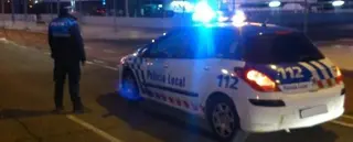 La Policía Local sorprende a un joven pateando una papelera en la calle Filipinas