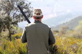 Cazador con su arma en una batida de caza. Foto EP
