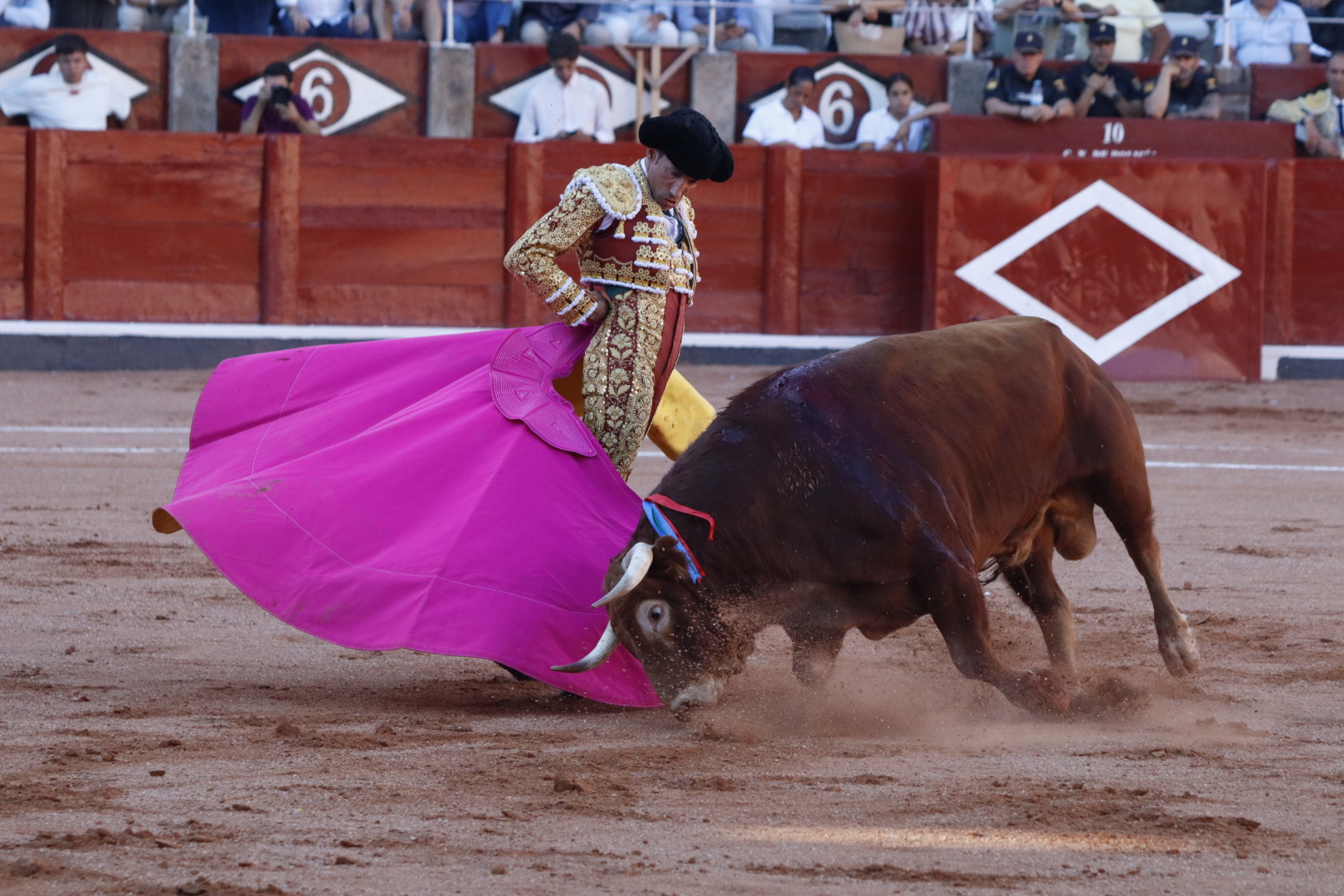 David de Miranda ante el tercer toro manso de Domingo Hern&aacute;ndez | Asier Galache
