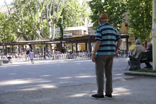 Gente por las calles de Salamanca en verano. Foto de archivo