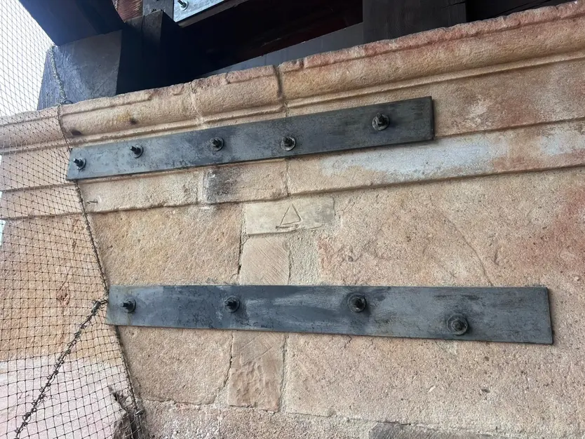 Grapas en un pilar de la iglesia de San Martín