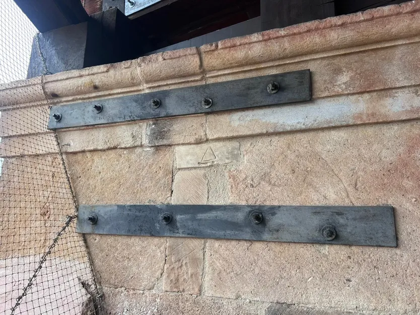 Grapas en un pilar de la iglesia de San Martín