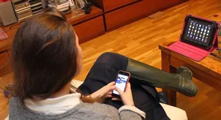 Joven con el móvil