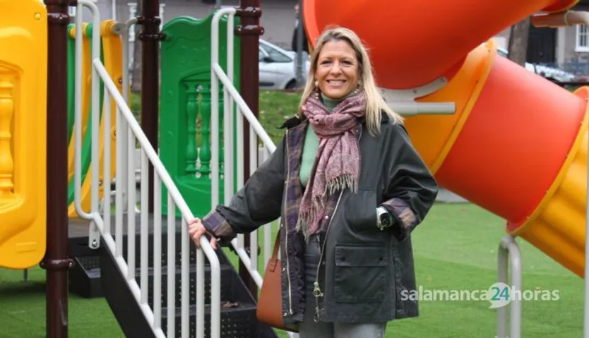 La concejala de Medio Ambiente, María José Coca, visita la renovada zona de juegos infantiles.