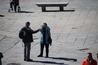 Gente paseando por el centro de Salamanca