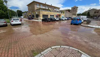 Parking junto a la iglesia del Arrabal con restos de agua y barro tras la intensa granizada caída en Salamanca capital | Andrea Mateos