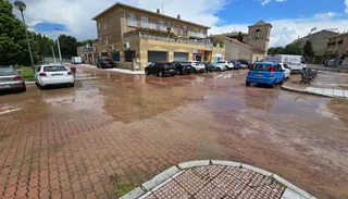 Parking junto a la iglesia del Arrabal con restos de agua y barro tras la intensa granizada caída en Salamanca capital | Andrea Mateos