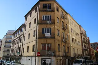Edificio situado entre las calles Pérez Olvia y de Las Eras, que será derribado esta semana