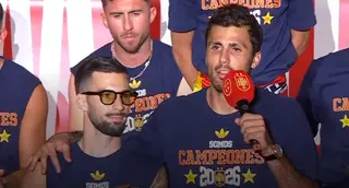 Álex Baena y Rodri Hernández durante la celebración de la Copa del Mundo - RTVE
