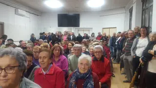 Reunión en El Cerro contra el traslado de su médica de familia.