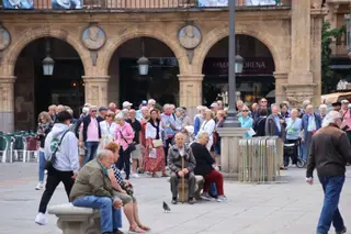 Turistas paseando por las calles de Salamanca