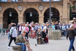 Turistas paseando por las calles de Salamanca