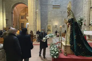 Un momento del acto de veneración de la Virgen de la Esperanza en la parroquia de Peñaranda
