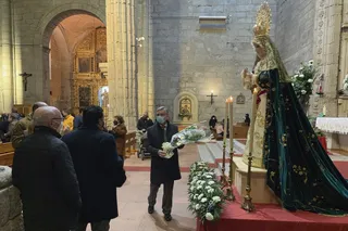 Un momento del acto de veneración de la Virgen de la Esperanza en la parroquia de Peñaranda