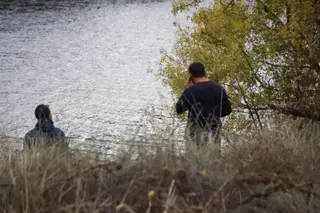 La Policía busca al sospechoso en el río