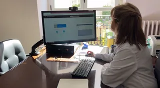 La Dra. Mariví Montero revisando los parámetros de un paciente en la plataforma digital de la FHGST