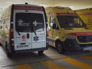 Ambulancias y ambulancia en el hospital de Salamanca. Archivo.