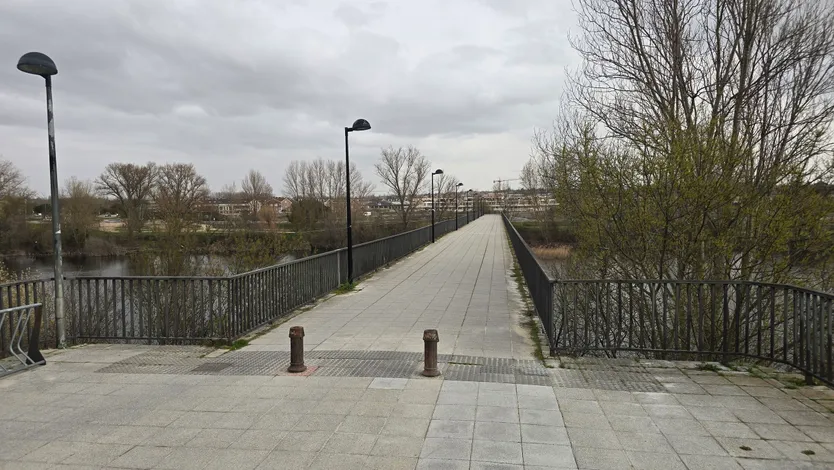 Pasarela que conecta La Fontana con el polígono industrial