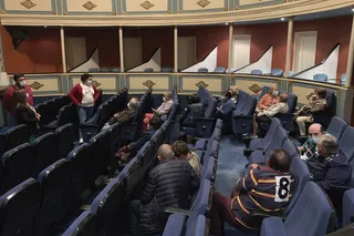 Una quincena de personas han asistido a la reunión convocada por la alcaldesa con propietarios de la Plaza Nueva