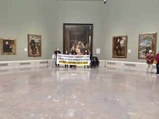Imagen de las seis personas en su acto de protesta en la sala de las Meninas | Foto: Radio Madrid - Cadena Ser
