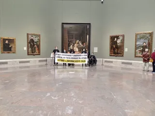 Imagen de las seis personas en su acto de protesta en la sala de las Meninas | Foto: Radio Madrid - Cadena Ser