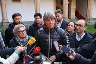 Carlos Martínez, atiende a los medios de comunicación junto a David Serrada, antes del encuentro con la militancia