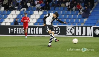 Óscar Sanz dispara ante el San Fernando | FOTO SALAMANCA24HORAS.COM