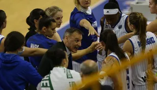 Íñiguez da instrucciones a sus jugadoras | FOTO SALAMANCA24HORAS.COM
