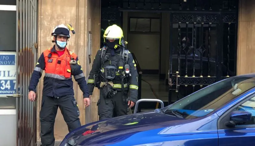 Un aviso por posible incendio moviliza a los bomberos en la calle Pérez Oliva.