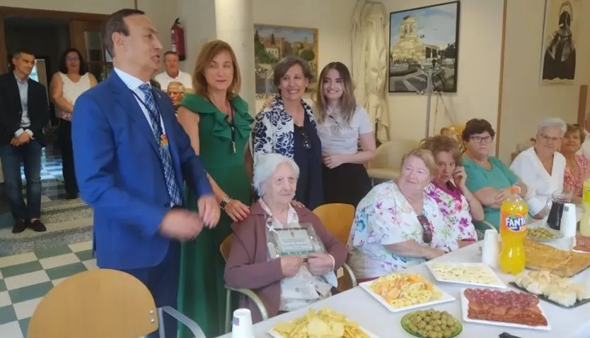 Procesión y homenaje a los mayores en Carbajosa (17)
