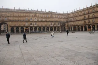 Plaza Mayor de Salamanca con gente por la mañana