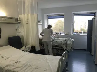 Atención de una enfermera en un hospital. Imagen de archivo.
