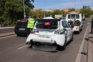 Un herido tras la colisión de dos turismos y un camión en el Puente Juan Carlos I