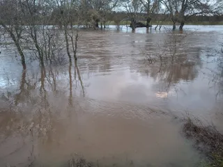 Río Huebra desbordado a su paso por Pelarrodríguez. Foto de archivo