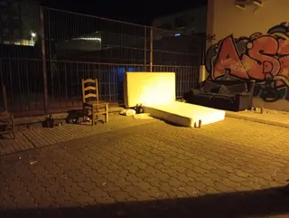 Colchones y basura en la calle río Francia 