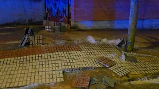 Un reventón de tubería junto al parque de Bomberos provoca una inundación en una parte de la avenida de Salamanca