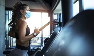 Mujer realizando ejercicio físico en un gimnasio