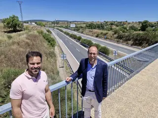 El alcalde de Ciudad Rodrigo en uno de los puentes sobre la autovía. 