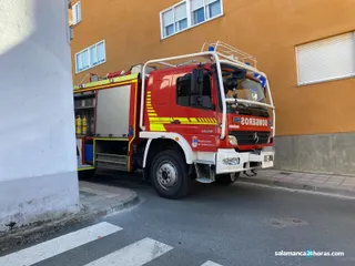 Bomberos en la calle Caño en Villamayor 2
