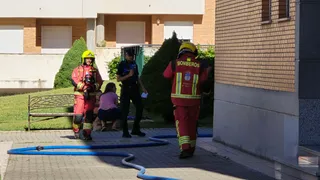 Incendio en una vivienda en los edificios La Yedra en Santa Marta de Tormes con la Policía Local y la Guardia Civil de Salamanca