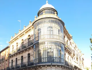 Edificio modernista en la confluencia entre la Plaza del Mercado y la calle Pozo Amarillo.