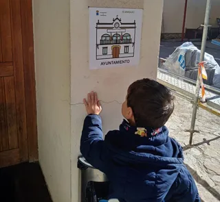 Asier mira los pictogramas colocados en Aldeatejada