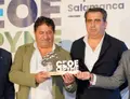 Jose Antonio Campal, a la derecha de la imagen, recogiendo un premio junto a su hermano. ARCHIVO 